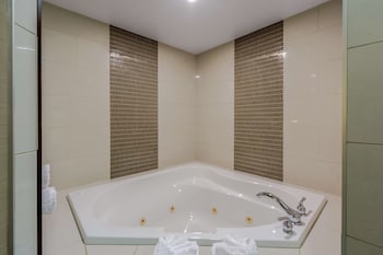 Suite, 1 King Bed, Non Smoking, Hot Tub