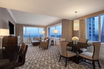 Signature Suite, 1 King Bed with Sofa bed, Bay View