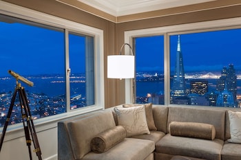 Signature Suite, 1 King Bed with Sofa bed (Golden Gate)
