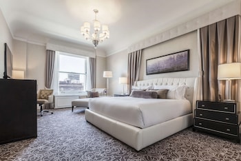 Suite, 1 King Bed with Sofa bed (Cambridge Legacy)