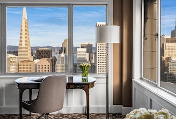 Signature Room, 1 King Bed, Corner (Skyline View)