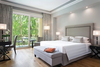 Deluxe Room, 1 King Bed, Garden View