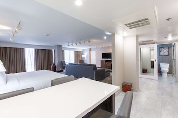 Studio, 1 King Bed with Sofa bed (Sitting Area)