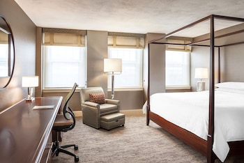 Room, 1 King Bed (Mobility/Hearing Access, Roll-In Shwr)