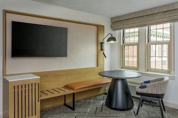 Club Room, 1 King Bed (Hearing Accessible)