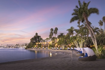 Deluxe Room, 1 King Bed, Beach View (Beachfront Room 1 King)