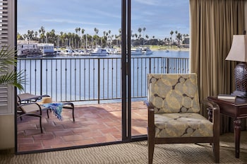 Deluxe Room, 1 King Bed, Beach View (Beachfront Suite w/Balcony 1 King)