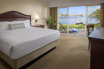 Deluxe Room, 1 King Bed, Beach View (Beachfront Room 1 King)