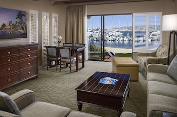 Deluxe Room, 1 King Bed, Beach View (Beachfront Suite w/Balcony 1 King)