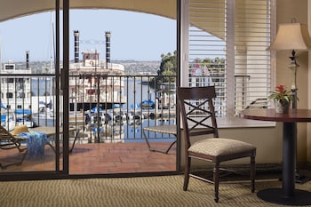 Deluxe Room, 1 King Bed, Beach View (Beachfront Suite w/Balcony 1 King)