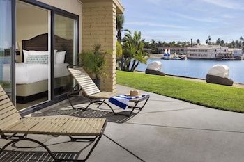 Deluxe Room, 1 King Bed, Beach View (Beachfront Room 1 King)
