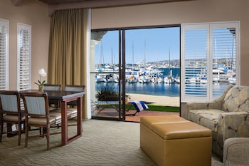 Suite, 1 King Bed with Sofa bed, Beach View (Beachfront Suite w/Patio 1 King)