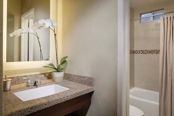 Deluxe Room, 1 King Bed, Beach View (Beachfront Room 1 King)
