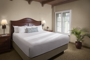 Deluxe Room, 1 King Bed, Beach View (Beachfront Suite w/Balcony 1 King)