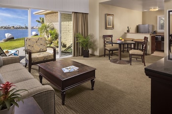 Suite, 1 King Bed with Sofa bed, Beach View (Beachfront Suite w/Patio 1 King)
