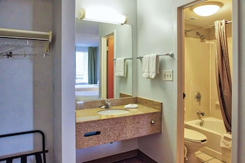 Deluxe Room, 1 King Bed, Non Smoking, Refrigerator
