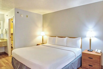 Deluxe Room, 1 King Bed, Non Smoking, Refrigerator