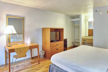 Deluxe Room, 1 King Bed, Non Smoking, Refrigerator