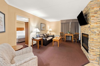 Suite, 1 King Bed, Fireplace, Ground Floor (Living Room)