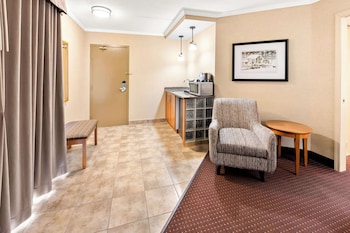 Suite, 1 King Bed, Fireplace, Ground Floor (Living Room)