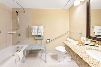 Standard Room, 1 Queen Bed, Accessible, Refrigerator