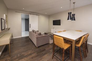 Suite, 1 King Bed, Accessible