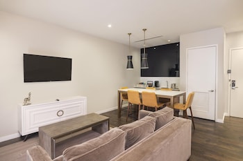 Suite, 1 King Bed, Accessible