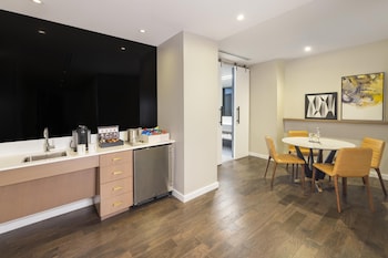 Suite, 1 King Bed, Accessible