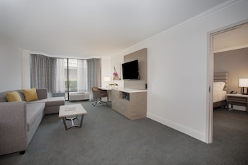 Junior Suite, 1 King Bed, Accessible (Communications)