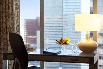 Fairmont Gold, Room, 1 King Bed, City View
