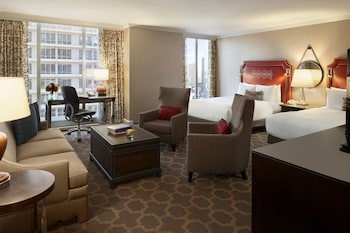 Junior Suite, 2 Queen Beds, City View (Sitting Area)