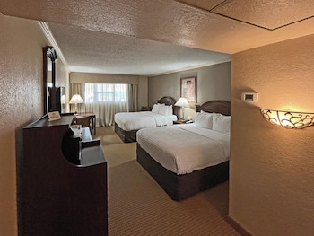Room, 2 Queen Beds, Non Smoking, Bathtub (Upgrade)