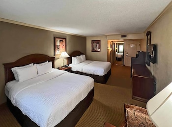 Room, 2 Queen Beds, Non Smoking, Bathtub (Upgrade)