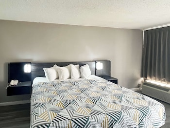 Deluxe Room, 1 King Bed, Smoking, Refrigerator & Microwave