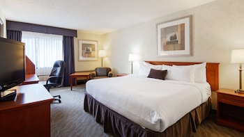 Standard Room, 1 King Bed, Non Smoking, Refrigerator & Microwave (1st Floor)