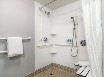 Room, 2 Queen Beds (Mobility/Hearing Access, Roll-in Shwr)