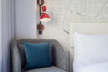 Club Room, 1 King Bed, City View