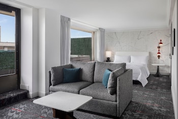 Junior Suite, 1 King Bed with Sofa bed, City View (Mobility/Hearing Access, Roll-in Shwr)
