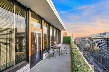 Junior Suite, 1 King Bed with Sofa bed, Terrace, City View