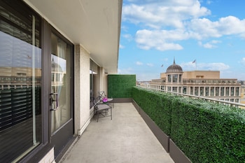 Junior Suite, 1 King Bed with Sofa bed, Terrace, City View