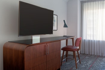 Club Room, 1 King Bed, City View