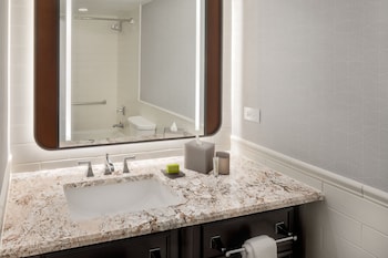 Deluxe Room, 1 King Bed, City View