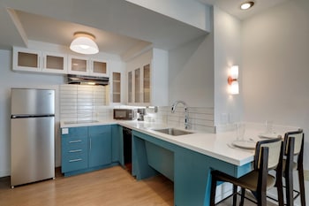Suite, 1 Queen Bed, Accessible (Mobility Tub One Bedroom)