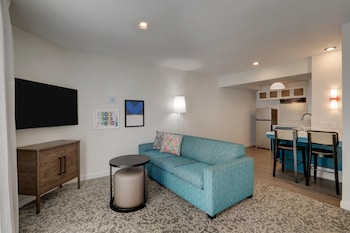 Suite, 1 Queen Bed, Accessible (Mobility Tub One Bedroom)