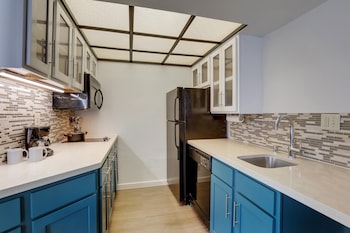 Suite, 1 Queen Bed, Accessible (Mobility Roll in Shower One Bedroom)