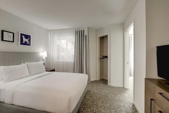 Suite, 2 Queen Beds, Accessible (Mobility Tub Two Bedrooms)