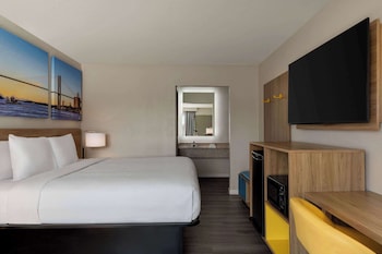 Deluxe Room, 1 King Bed, Smoking