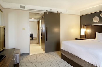 Suite, 1 King Bed, Non Smoking, Corner