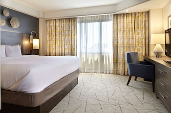 Suite, 1 King Bed, Non Smoking, Corner