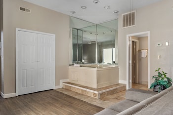 Jacuzzi 1 Bedroom, 1 Living room City View
